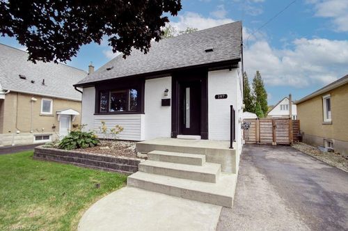 197 E 43rd St, Hamilton, ON, L8T3C3 | Card Image