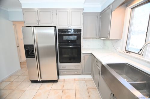 94 Baldwin Ln, Mahopac, NY, 10541-3642 | Card Image