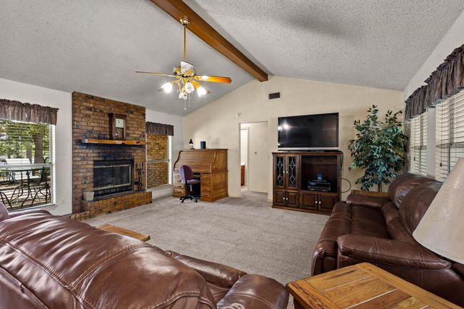 9400 Timbercreek Dr, House other with 3 bedrooms, 2 bathrooms and null parking in Bonham TX | Image 4