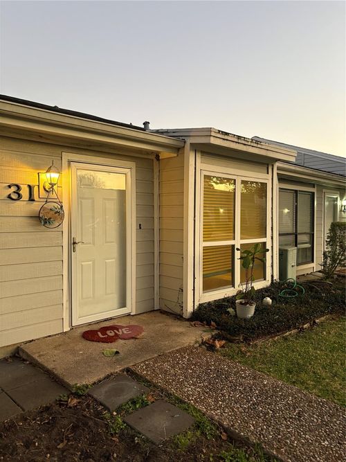 31 Hideaway Dr, Friendswood, TX, 77546-4868 | Card Image