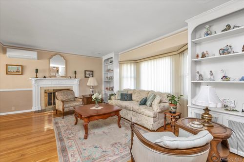 154 S Brush Dr, Valley Stream, NY, 11581-1305 | Card Image