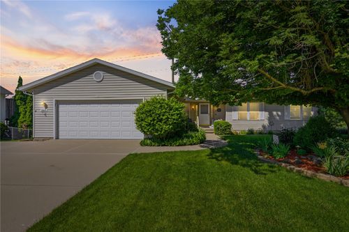 1940 48th Street Ct, Marion, IA, 52302-6050 | Card Image