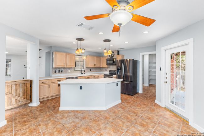 1687 Fir Cir, House other with 4 bedrooms, 3 bathrooms and null parking in Schertz TX | Image 14