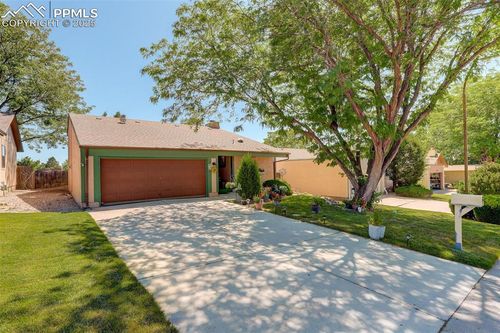 27 Terrace Dr, Pueblo, CO, 81001-1135 | Card Image