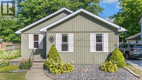 452 Maude St, Petrolia, ON, N0N1R0 | Card Image