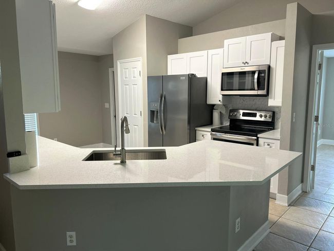 912 Park Valley Cir, House other with 4 bedrooms, 2 bathrooms and null parking in MINNEOLA FL | Image 4