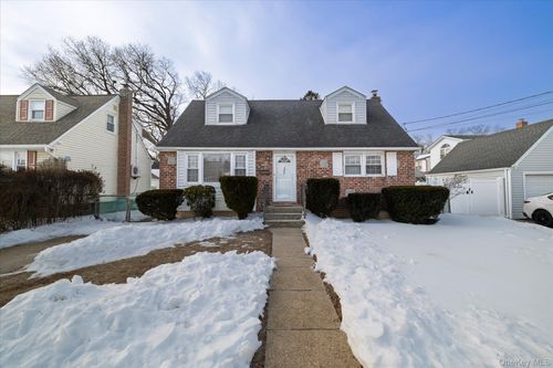 580 Georgia St, S Hempstead, NY, 11550-7916 | Card Image