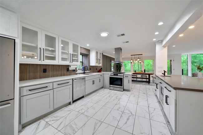 140 S Timber Top Dr, House other with 3 bedrooms, 3 bathrooms and 2 parking in Spring TX | Image 14