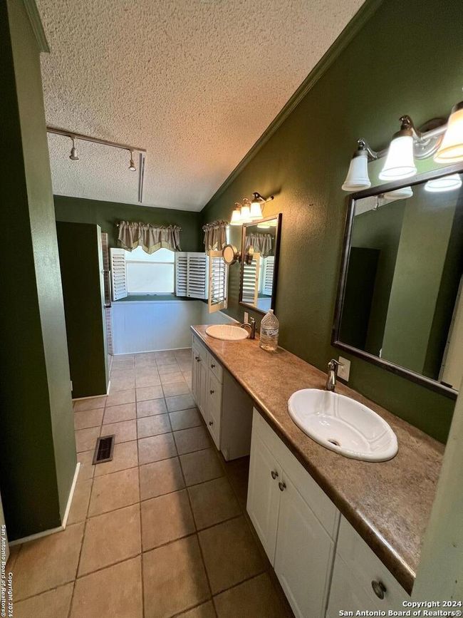 2071 Rolling River Vw, House other with 3 bedrooms, 2 bathrooms and null parking in Spring Branch TX | Image 36