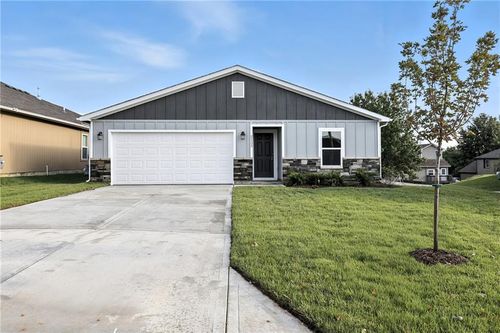 2133 Brookridge Cir, Tonganoxie, KS, 66086-6200 | Card Image