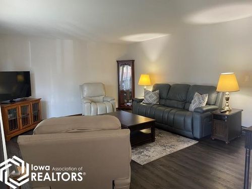 160 6th St Sw, Britt, IA, 50423-1539 | Card Image