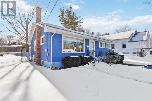 11 Greenwood Street, Bridgewater, NS, B4V2M8 | Card Image