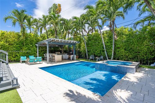 525 Lakeview Dr, Miami Beach, FL, 33140-2629 | Card Image
