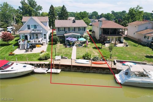 35682 W Island Dr, Eastlake, OH, 44095-1734 | Card Image