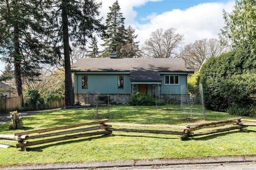 877 Kindersley Rd, Esquimalt, BC, V9A4N1 | Card Image
