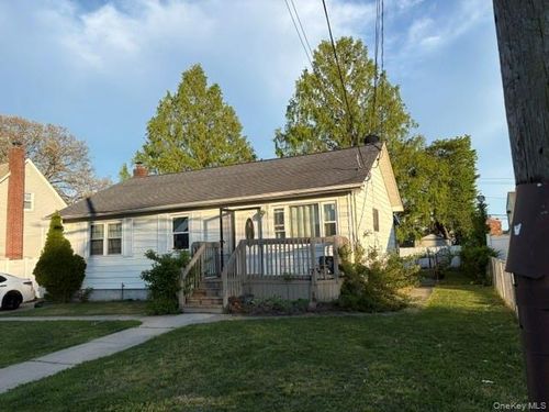 811 9th St, West Babylon, NY, 11704-3804 | Card Image