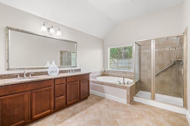 Double sinks and separate tub/shower | Image 28