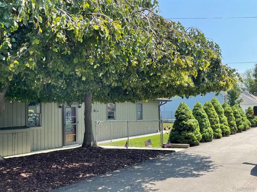 46070 Edgewater Dr, Chesterfield, MI, 48047-5325 | Card Image