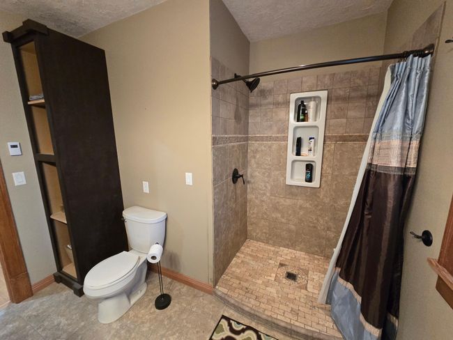 Beautiful tiled walk in tiled shower! | Image 33