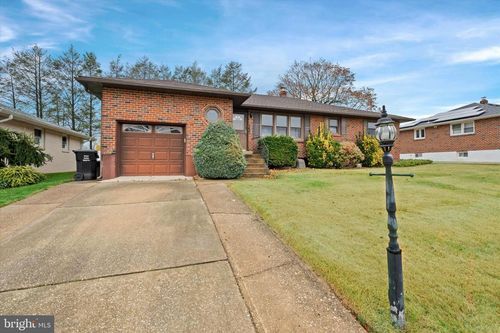 2422 W Parris Dr, Wilmington, DE, 19808-4512 | Card Image