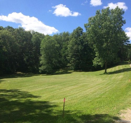 6065 Victoria Dr, Fenton, MI, 48430-9546 | Card Image