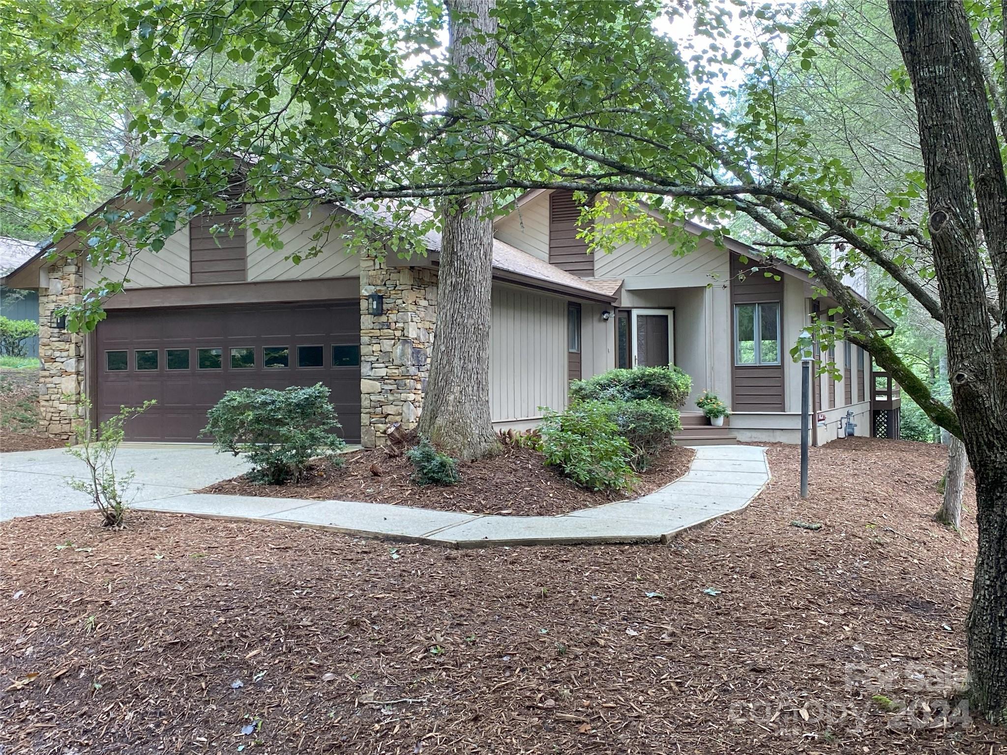 Golfside Ln, Hendersonville, NC 28739