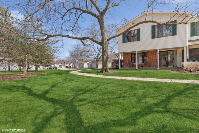 302 Taylor Ct, Condo with 3 bedrooms, 2 bathrooms and 1 parking in Vernon Hills IL | Image 12