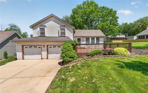 8402 Nw 68th St, Kansas City, MO, 64152-2704 | Card Image