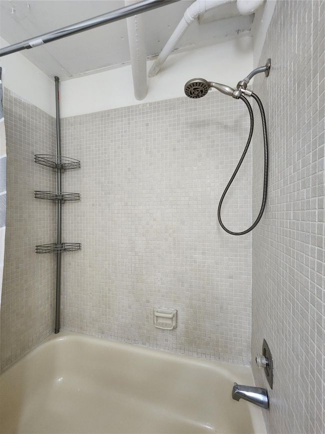 APT-211 - 3341 Nw 47 Th Ter, Condo with 1 bedrooms, 2 bathrooms and null parking in Lauderdale Lakes FL | Image 14
