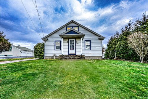 222 Peckham Ave, Middletown, RI, 02842-5732 | Card Image