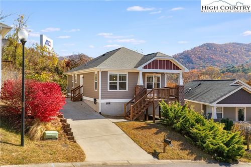 11 Byrdcliffe Ln, Asheville, NC, 28805-4504 | Card Image