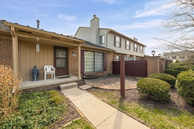 38906 Country Cir, Condo with 2 bedrooms, 3 bathrooms and null parking in Farmington Hills MI | Image 25
