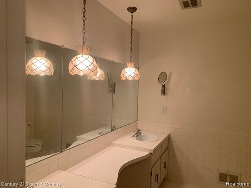 8-42160 E Woodward Avenue Avenue, Bloomfield Charter Township, MI, 48304 | Card Image