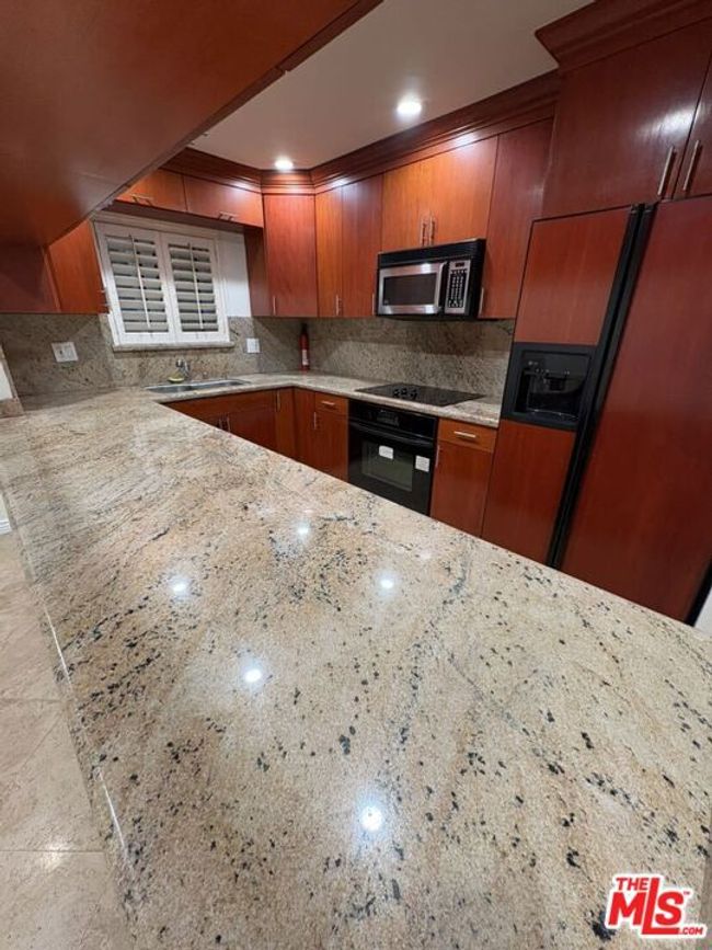 APT-202 - 8909 Burton Way, House other with 2 bedrooms, 2 bathrooms and 2 parking in Los Angeles CA | Image 4