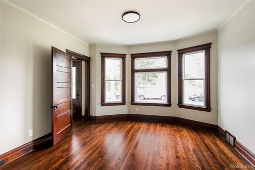 2431 Parker St, Detroit, MI, 48214-1824 | Card Image