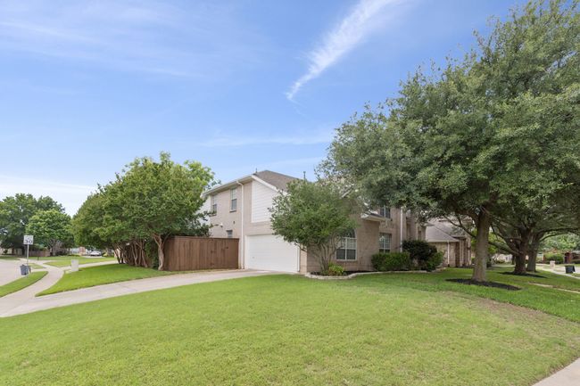 Spacious corner lot | Image 4