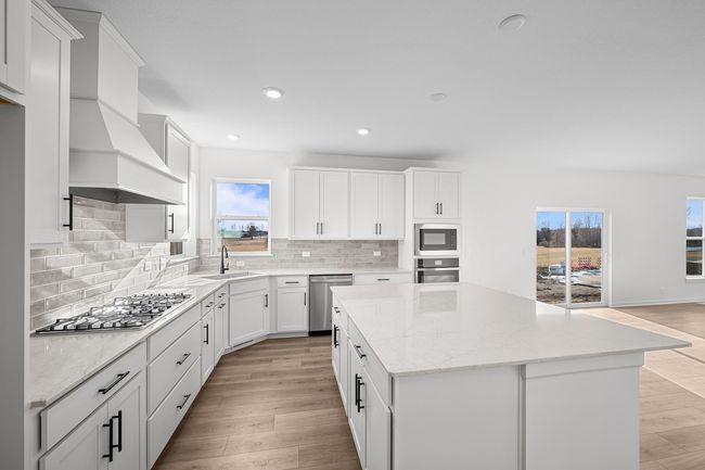 Beautiful kitchen w so many cabinets | Image 9