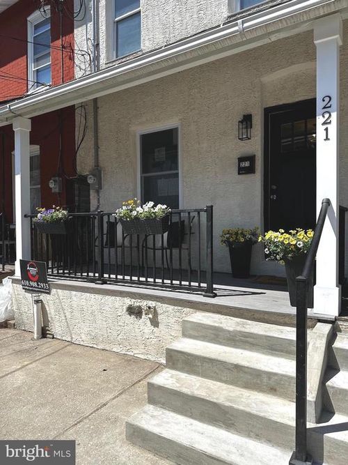 221 Walnut St, PHOENIXVILLE, PA, 19460-3531 | Card Image