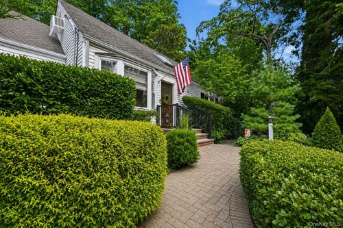 40 Cliftwood Dr, Huntington, NY, 11743-2103 | Card Image