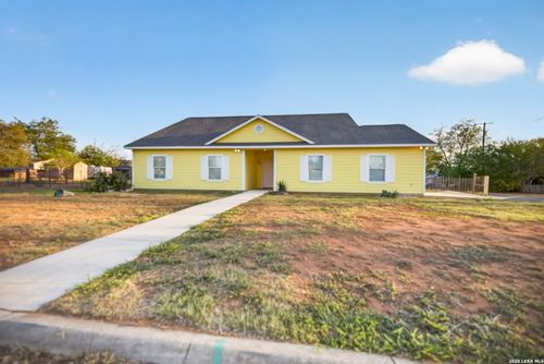 1006 E Taft St, Pearsall, TX, 78061-4435 | Card Image