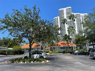 3600 Mystic Pointe Dr, House other with 2 bedrooms, 2 bathrooms and null parking in Aventura FL | Image 2