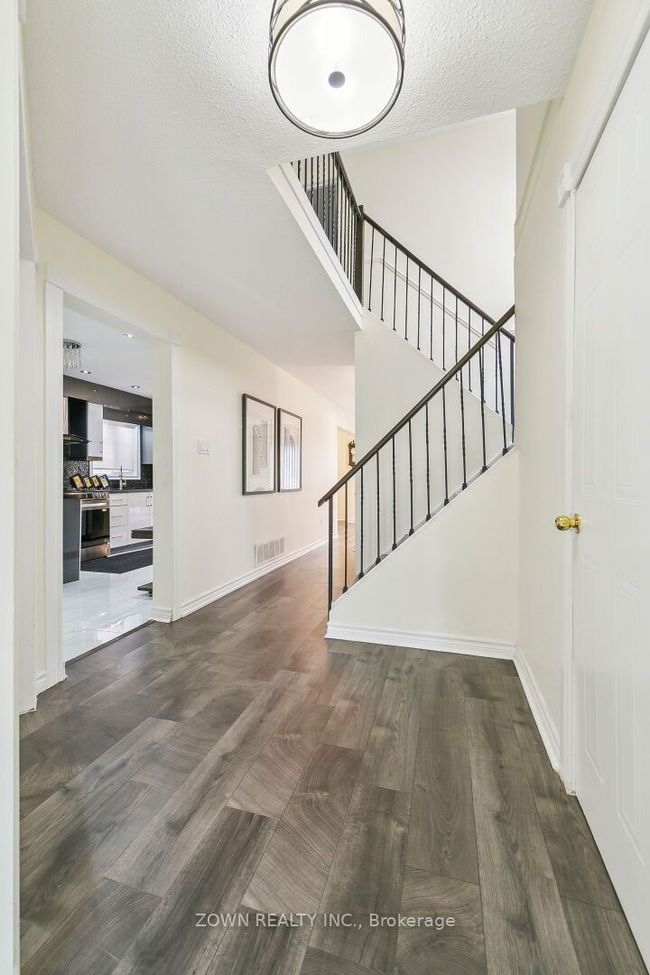 33 Dafoe Cres, House other with 6 bedrooms, 4 bathrooms and 2 parking in Brampton ON | Image 4