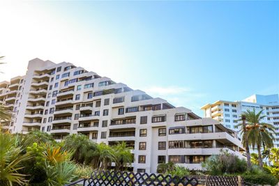 237 - 251 Crandon Blvd, Condo with 2 bedrooms, 2 bathrooms and null parking in Key Biscayne FL | Image 2