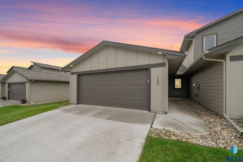 123 E Countryside Ave, Lennox, SD, 57039-2440 | Card Image