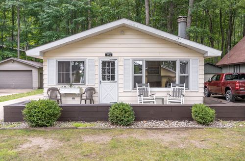 255 Robbins Ave, Roscommon, MI, 48653-8157 | Card Image