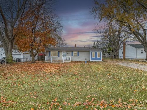 6077 Crown Pt, Flint, MI, 48506-1627 | Card Image