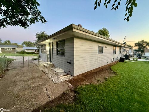 111 N 22nd St, Marshalltown, IA, 50158-4805 | Card Image