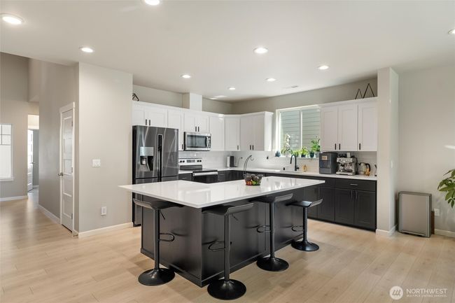 Large island, perfect for gatherings. | Image 7