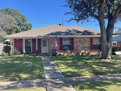 Ranch-style house featuring a front lawn | Image 1