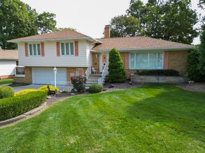 Spacious front lawn | Image 3